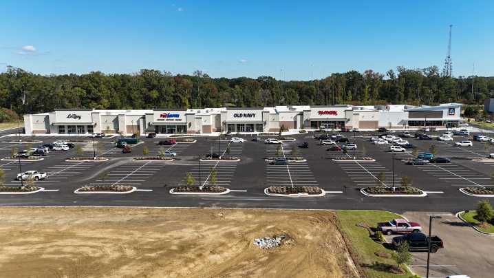 Final store next to Aldi opens in Ridgeland development