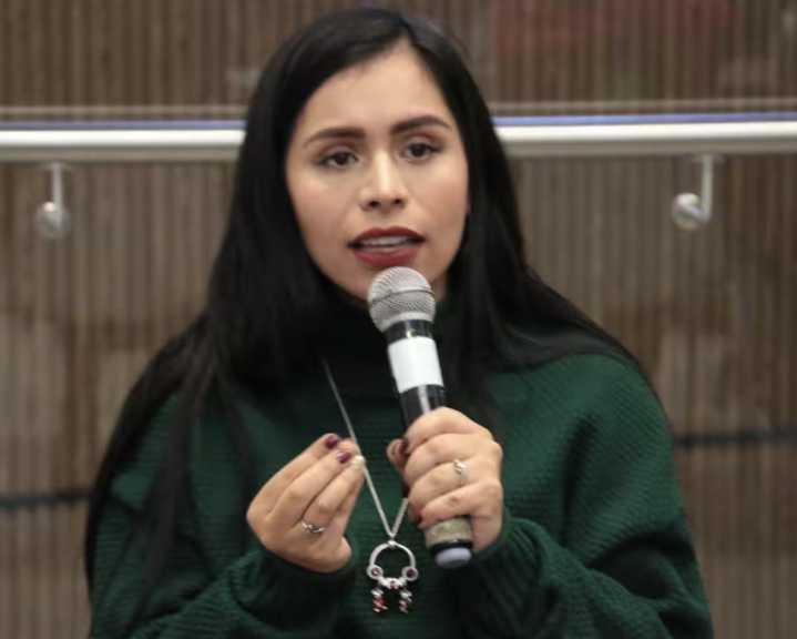 Captan a diputada de la 4T cantando en el Congreso de Puebla y desata críticas
