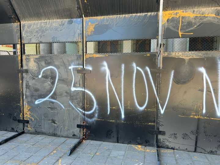 Colocan vallas en Palacio de Gobierno por marcha del 25N en Oaxaca