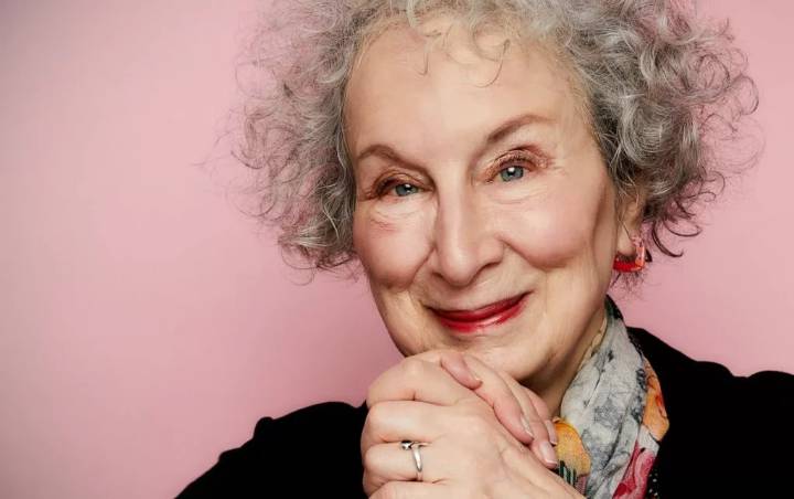 Margaret Atwood: “A las mujeres mayores solo nos permiten ser dos cosas: sabias ancianas o viejas brujas malvadas”