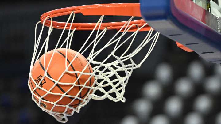 Crowd loses it at Evansville basketball game, not for the final score