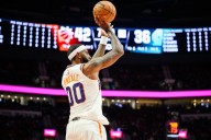 Booker anota 19 puntos y Suns vencen a Blazers por 127