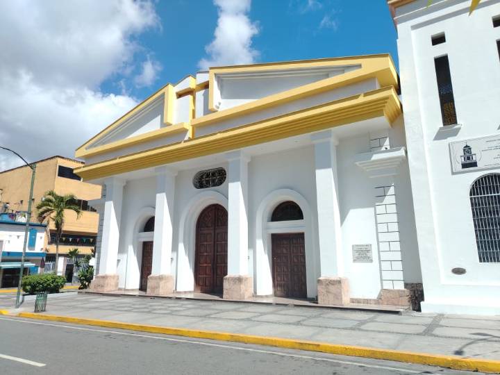 Feligreses se quejan por aumento de precios de bautizos