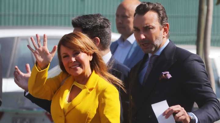 Cathy Barriga quiso regalar galletas a vocales de mesa, pero se las rechazaron