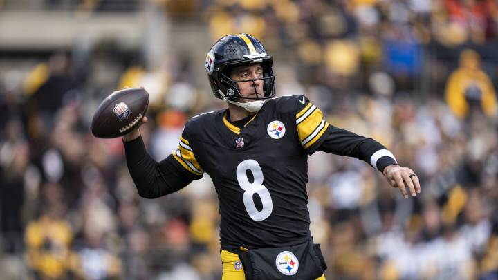 Aaron Rodgers questionable to return with left wrist injury