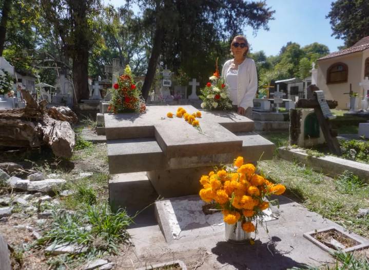 Roban placa de tumba de estudiante nicolaita asesinado en 1966
