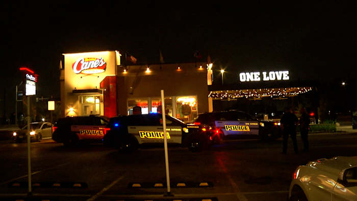 Teen cut in face during alleged robbery outside SE Side restaurant, SAPD says