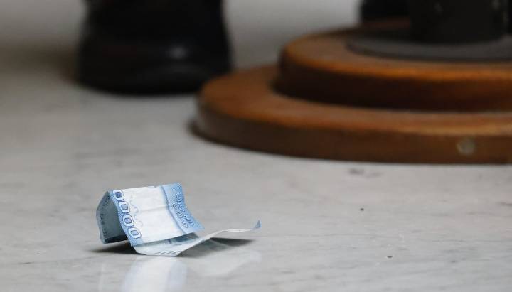 Tenso momento en el Congreso: Manouchehri lanzó un billete a Araya cuando explicaba vínculos con el suspendido conservador Yáber