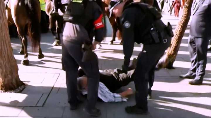 Police clash with pro-Palestinian protesters at Sydney defence expo