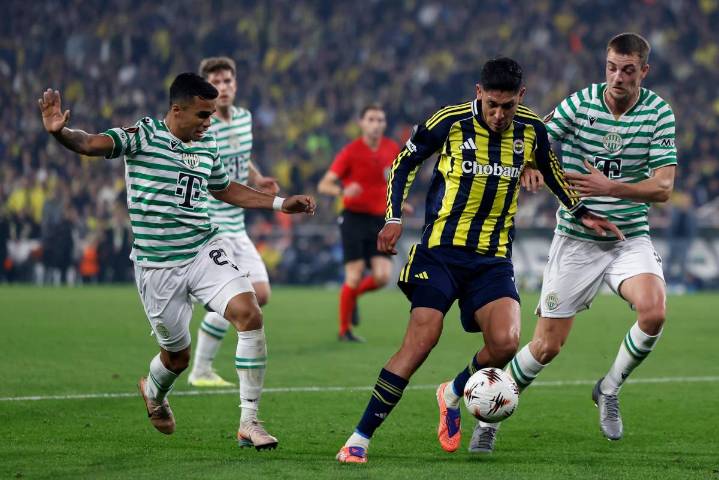 Triunfan AZ Alkmaar y AEK en Conference League; empata el Fenerbahçe en Europa League con protagonismo mexicano