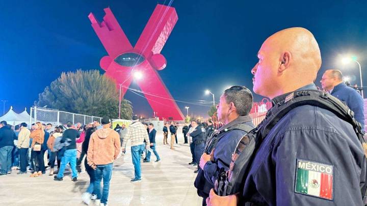 Realizan operativo de seguridad durante proyección de concierto de Juan Gabriel
