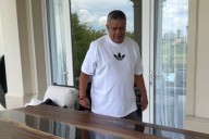 La insólita mesa personalizada que le llegó al Chiqui Tapia a su casa: “Una obra de arte”