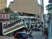 EN FOTOS: Camión de la GNB chocó contra un estacionamiento cerca de Miraflores