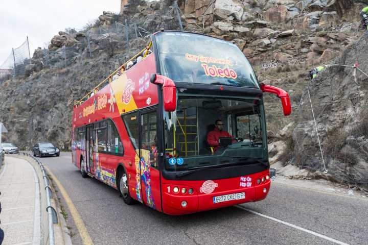 El PSOE denuncia el "descontrol" de los autobuses turísticos