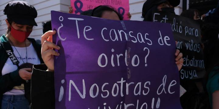 El acoso sexual sigue arrinconando a las mujeres en Bogotá: niñas y jóvenes son el 54% de las víctimas