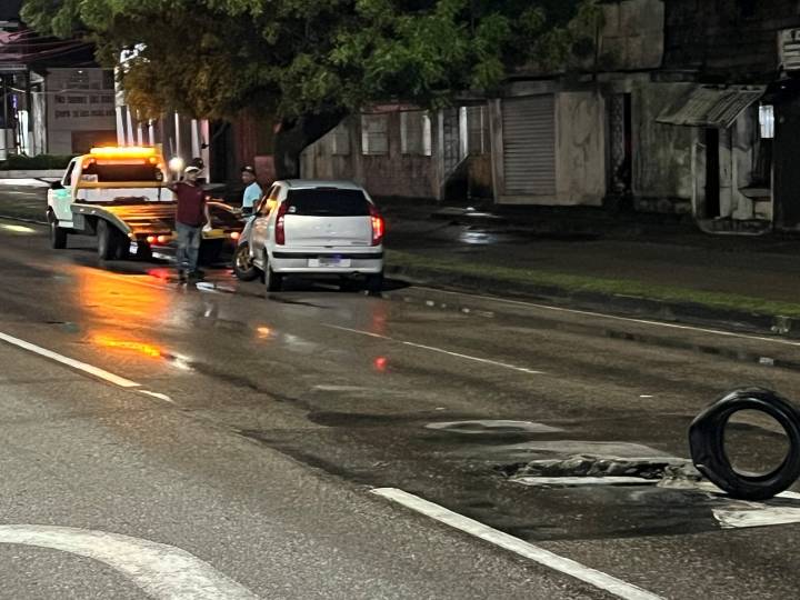 Cae carro en una alcantarilla sin tapas en la Av. Bella Vista de Maturín