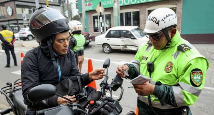 PNP realiza control de identidad y documentación en operativos a motos en Lima