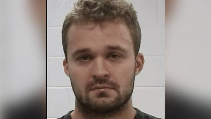 Arrestan a entrenador de futbol americano en Texas acusado de grabar a niños en las duchas