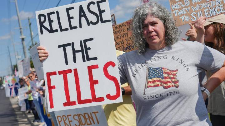 Trump pasa al ataque en el caso Epstein y encarga al FBI investigar a Clinton