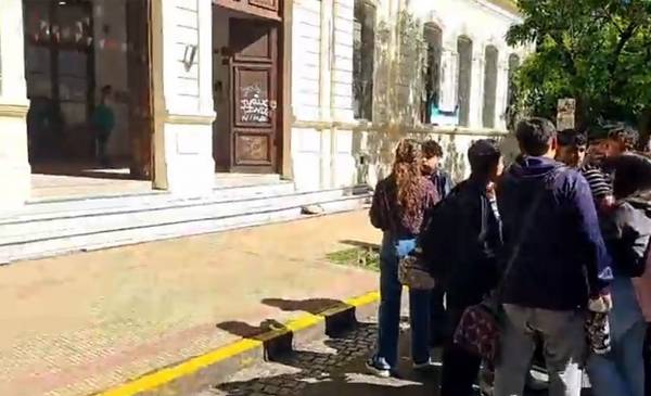 "Investigación interna" y "dejará de ser alumno": el comunicado del Ministerio de Educación tras los hechos en el Normal 2