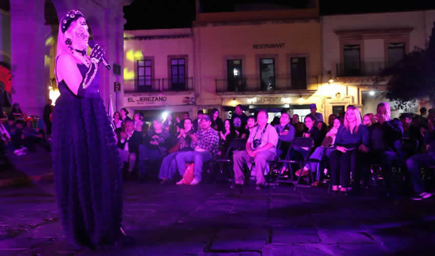 Exitosa Pasarela “La Flaca Viste a la Moda” Fomenta la Adopción Canina Durante el Festival Entre Vivos y Muertos