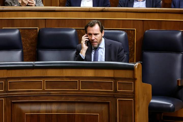 Renfe se planta ante la ley que le obliga a recuperar las indemnizaciones
por retrasos en el AVE: "Buscaremos la fórmula jurídica para seguir con el sistema actual"