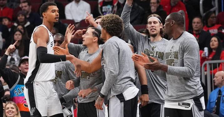 Wembanyama scores 38 points as the Spurs rally past the Bulls for a 121