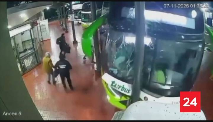 VIDEO: bus protagonizó impactante choque contra pilar en terminal de Los Ángeles