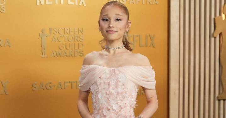 Photos: Ariana Grande's Strapless Gown Look Is 'A Dream'