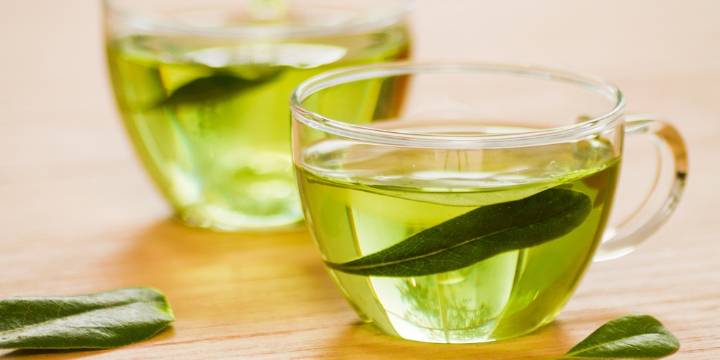 Té de hojas de guayaba y otras plantas altas en vitamina C, ideales para evitar resfriados ante el frío