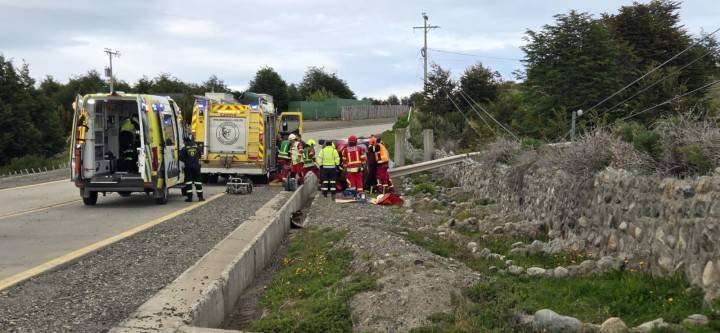 Dos mujeres resultan lesionadas tras volcamiento y choque contra un poste en el sector Camino Andino