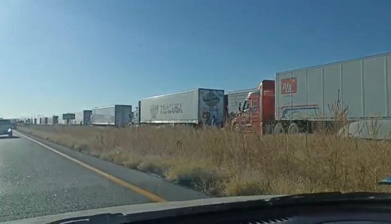 Bloqueos generan retrasos de hasta 30 minutos en la carretera Chihuahua