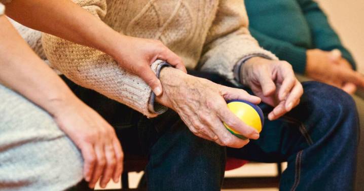 Caminar podría retrasar hasta siete años los síntomas del Alzheimer, revelan clave para prevenir la enfermedad neurodegenerativa