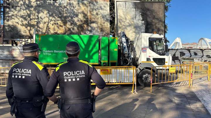 El Ayuntamiento de Barcelona desaloja el asentamiento incendiado ayer por "riesgo altísimo" de colapso