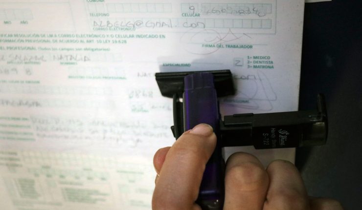 Médico chileno enfrenta prisión preventiva por fraude de $13.265 millones con licencias médicas falsas