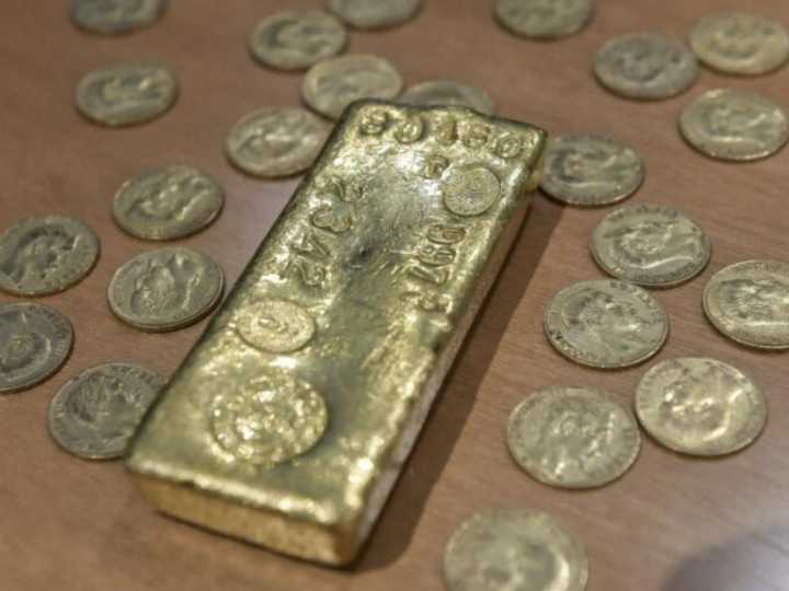 Construía una piscina en su jardín y encontró un tesoro de lingotes y monedas de oro