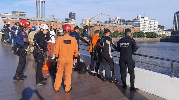 Tragedia en Puerto Madero: un hombre de 30 años murió tras tirarse desde el Puente de la Mujer al río