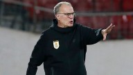 Bielsa anuncia que sigue en Uruguay pese a los problemas, es brutalmente honesto sobre su relación con el plantel y recuerda lío en Chile