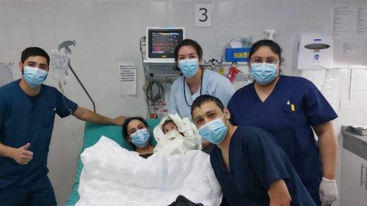 Dio a luz en el auto y fue asistida por enfermeros del Hospital Alvear