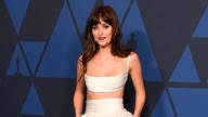 Dakota Johnson bromeó sobre el “favoritismo” de Lanthimos hacia Emma Stone en el panel de “Bugonia”