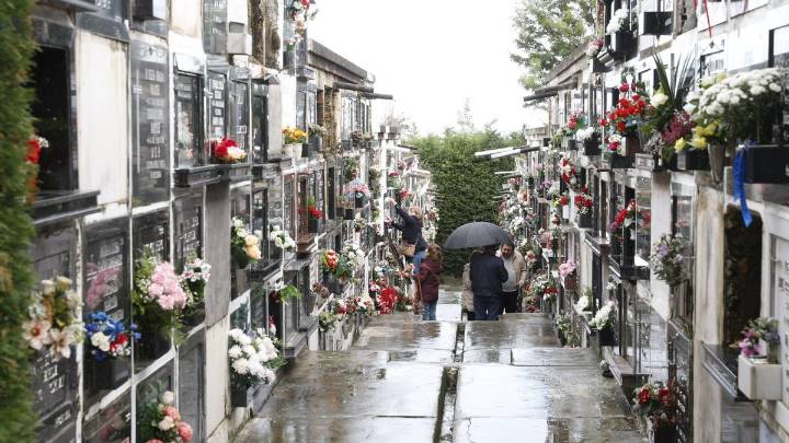 Emoción, recuerdos y muchas flores en los cementerios de Gijón por el Día de Todos los Santos: "Es una tradición que hay que cuidar"