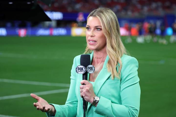 FOX’s Jenny Taft Confirms Favorite Color This Fall With Game Day Outfit on Indiana-PSU Sideline Jenny Taft brings back her signature outfit for the Indiana vs. PSU game all while nailing her pregame i