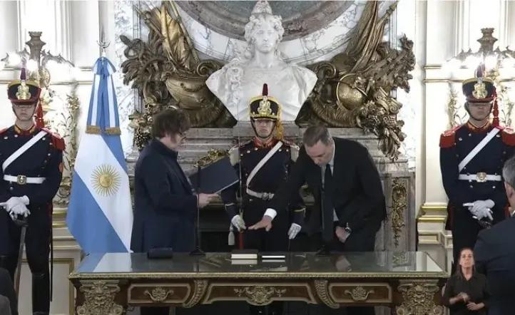 Javier Milei le tomó juramento a Manuel Adorni como jefe de Gabinete antes de viajar a Estados Unidos