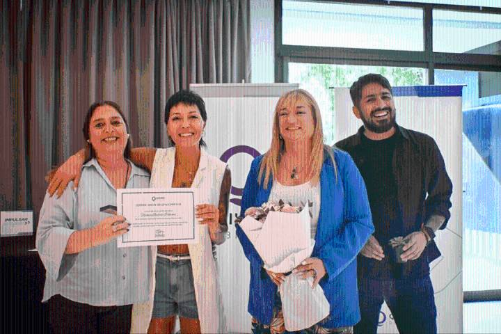 Mayra entregó más de 20 certificados de habilitación comercial