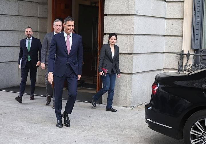 El PSOE cae pero mantiene 10 puntos de ventaja sobre el PP, según el CIS