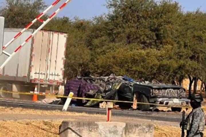 Mueren 9 jornaleros en choque entre un camión de carga y una camioneta