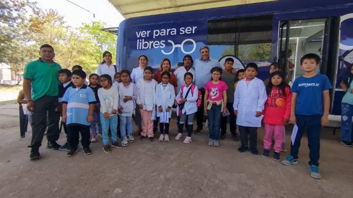 “Ver Para Ser Libres”: Entregan anteojos gratuitos a niños de municipios de altura