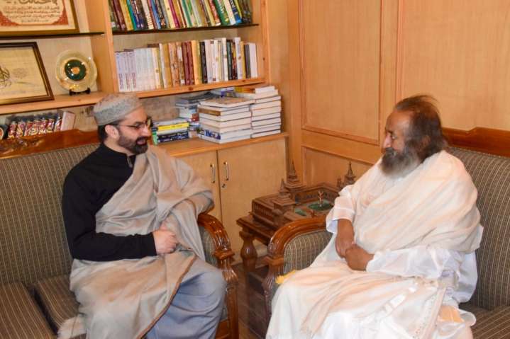 Sri Sri Ravi Shankar calls on Mirwaiz Umar Farooq in Srinagar