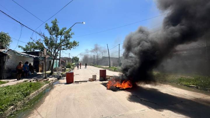 Corte de tránsito en barrio Santa Rosa de Lima por el choque de un patrullero a un adolescente