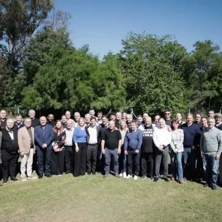 Axel Kicillof reunió a los intendentes aliados y les pidió "no enredarse en discusiones internas" tras los rumores de ruptura con La Cámpora